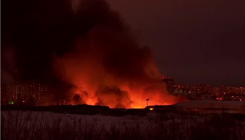 В Мытищах горит склад стройматериалов в районе Осташковского шоссе