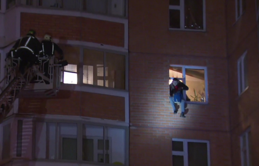 Прыжок с высоты пятого этажа урода удерживающего детей и жену