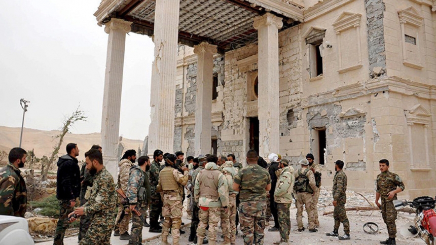 Сирийские войска выбили боевиков из исторической цитадели в Пальмире
