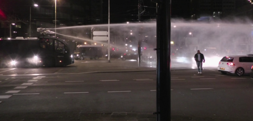(Демократия) В Голландии полиция применила водомёты