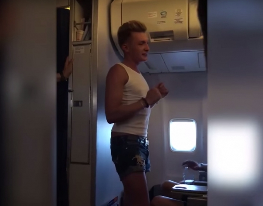 Русофоба побили в самолете Москва в Барселона (видео)