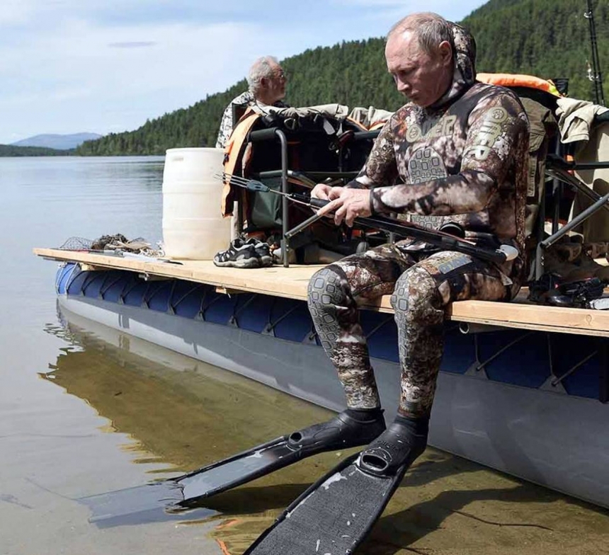 Видео подводной охоты Путина в Туве