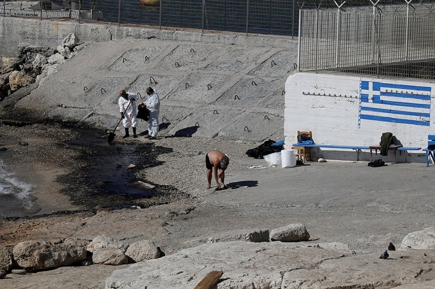 Греция: Пляжи Афин закрыты из-за разлива нефти.