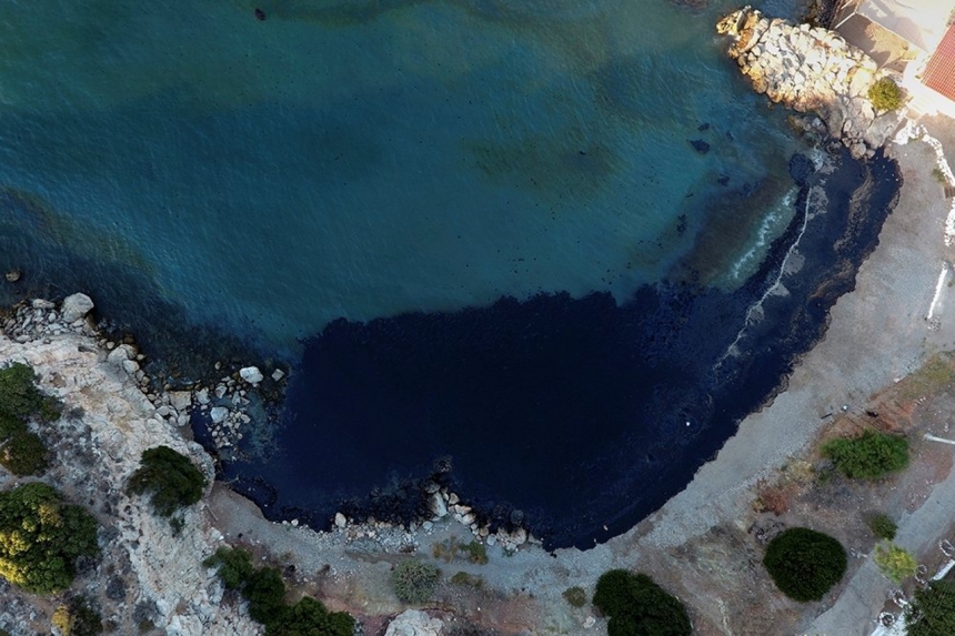 Греция: Пляжи Афин закрыты из-за разлива нефти.