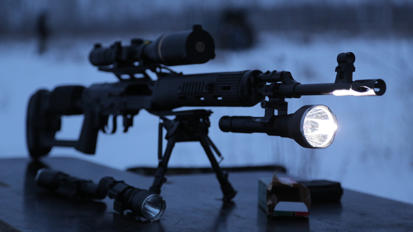 Как выбрать подствольный фонарь для охоты?