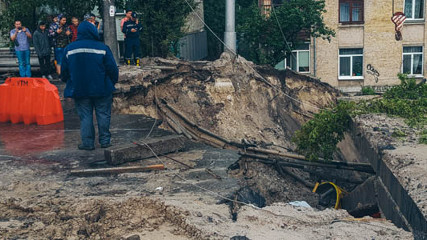 В Киеве обрушился путепровод на Телиги