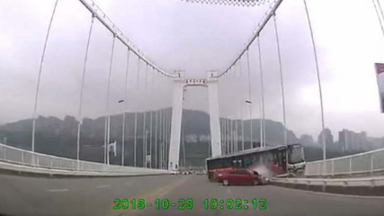 Падения автобуса с моста в Китае