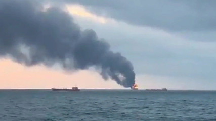 В Керченском проливе загорелись два судна