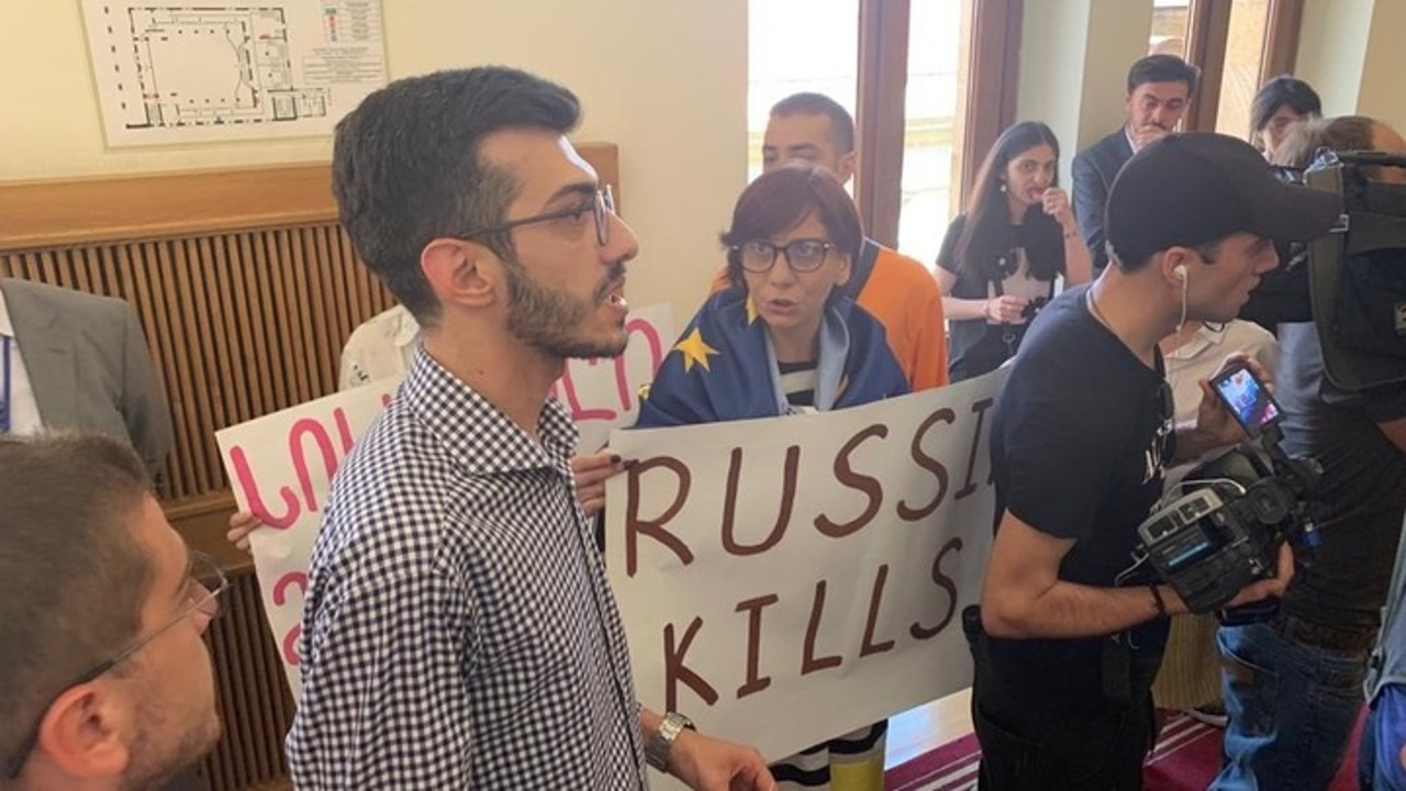 В Грузии радикалы сорвали заседание (МАП)