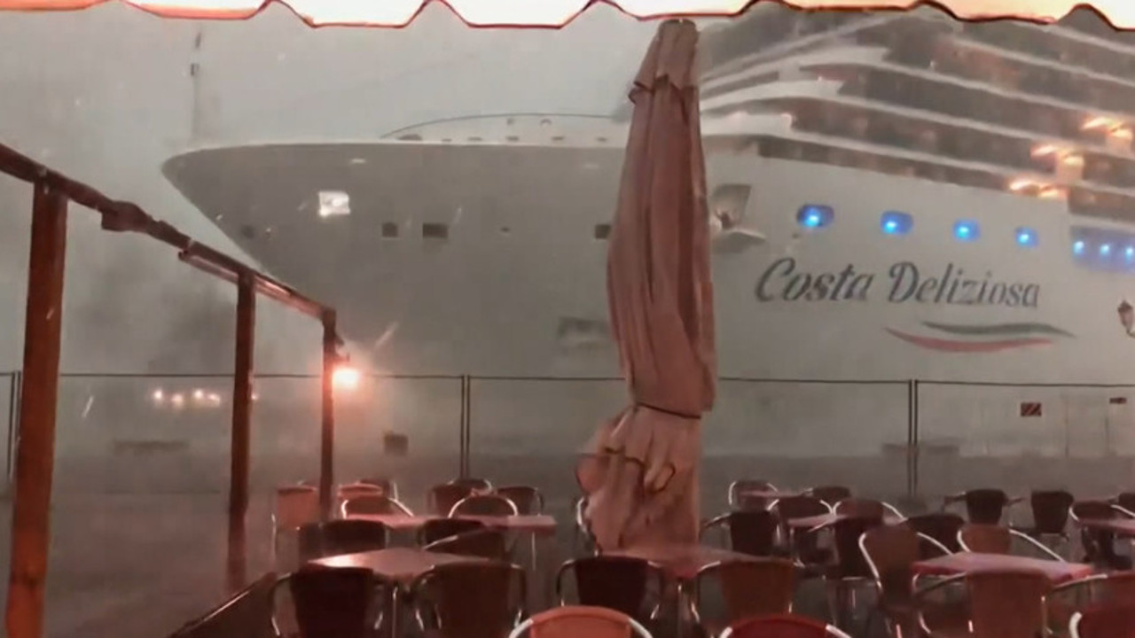 В Венеции лайнер чуть не врезался кафе