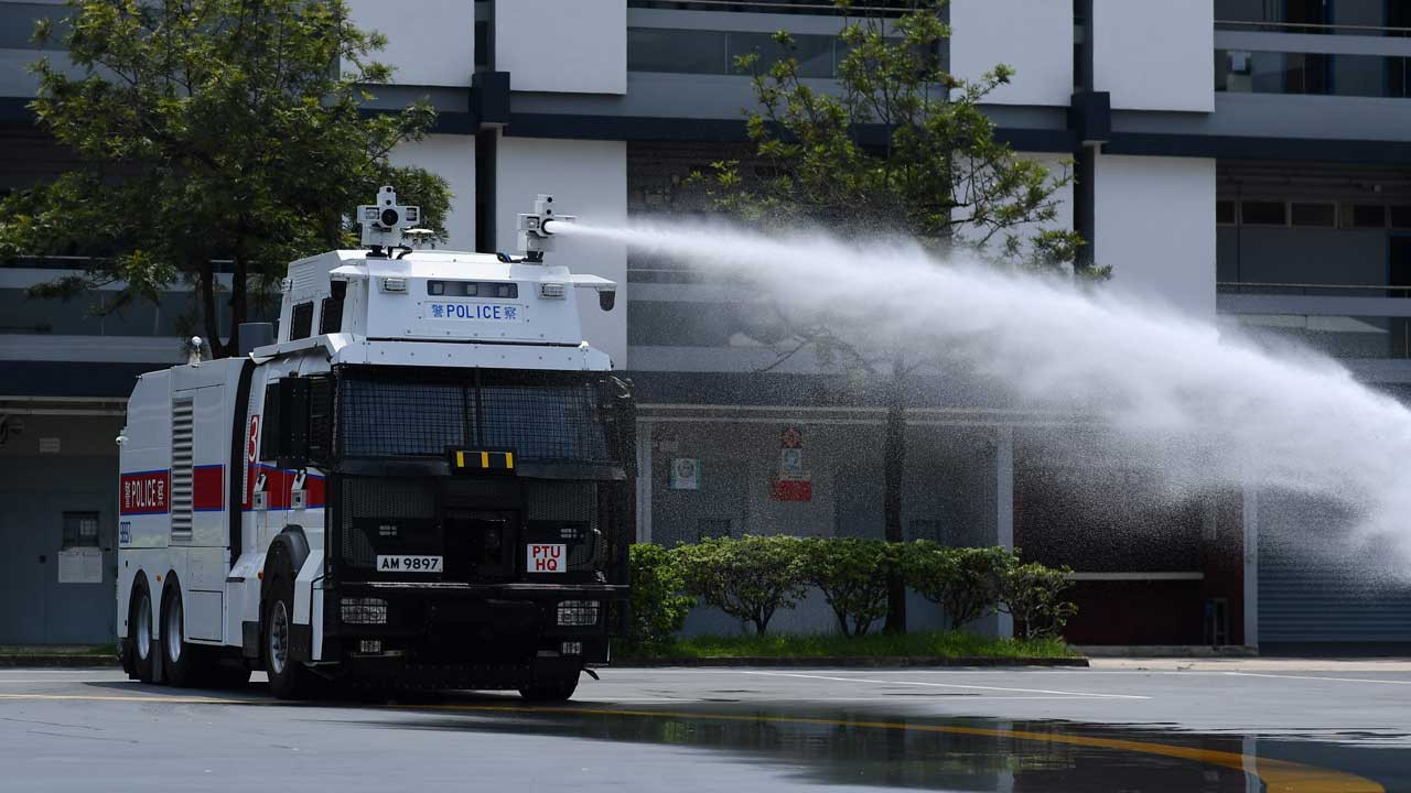 Полиция Гонконга продемонстрировала новый водомет