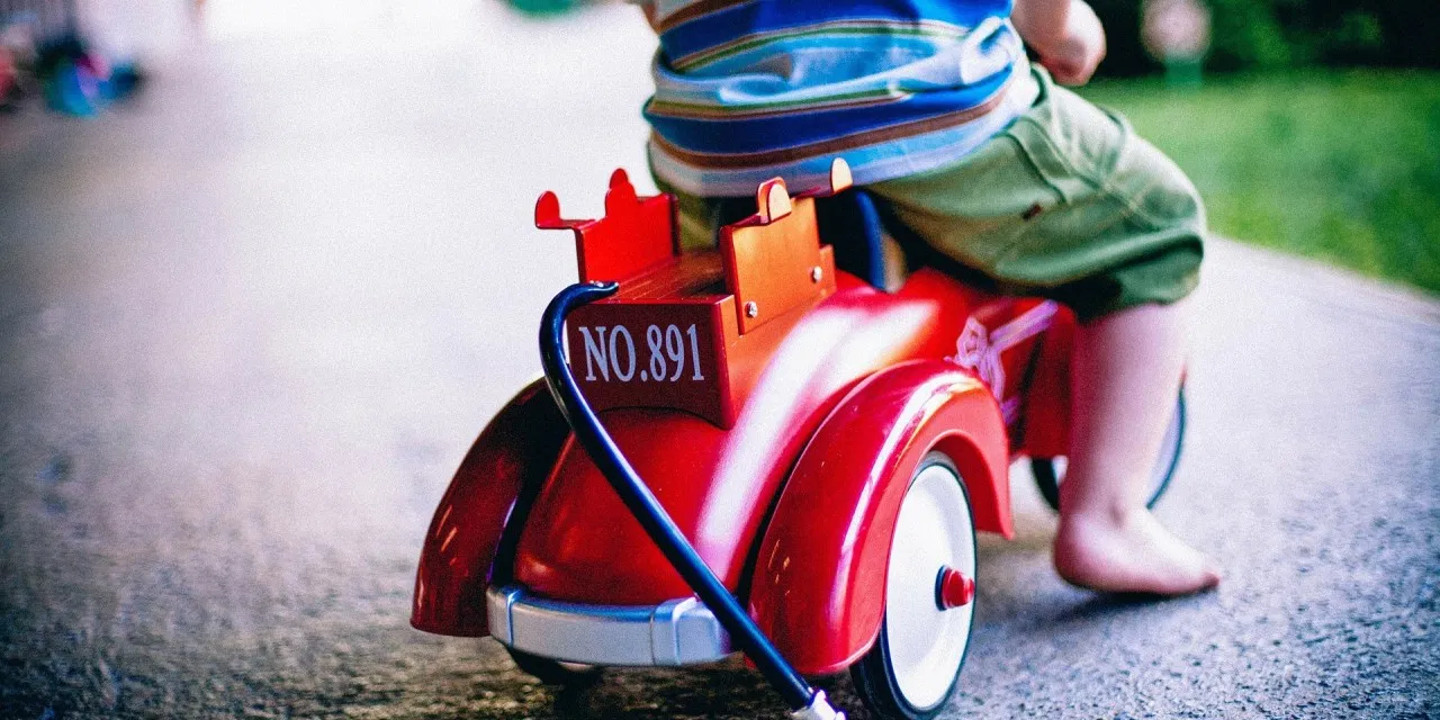 Как выбрать детский электромобиль?