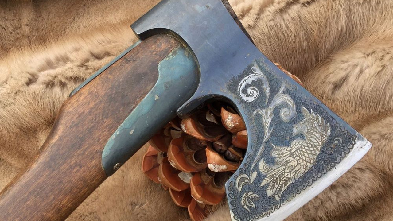 Кованый топор для охотника и путешествий Кованый топор для охотника и путешествий