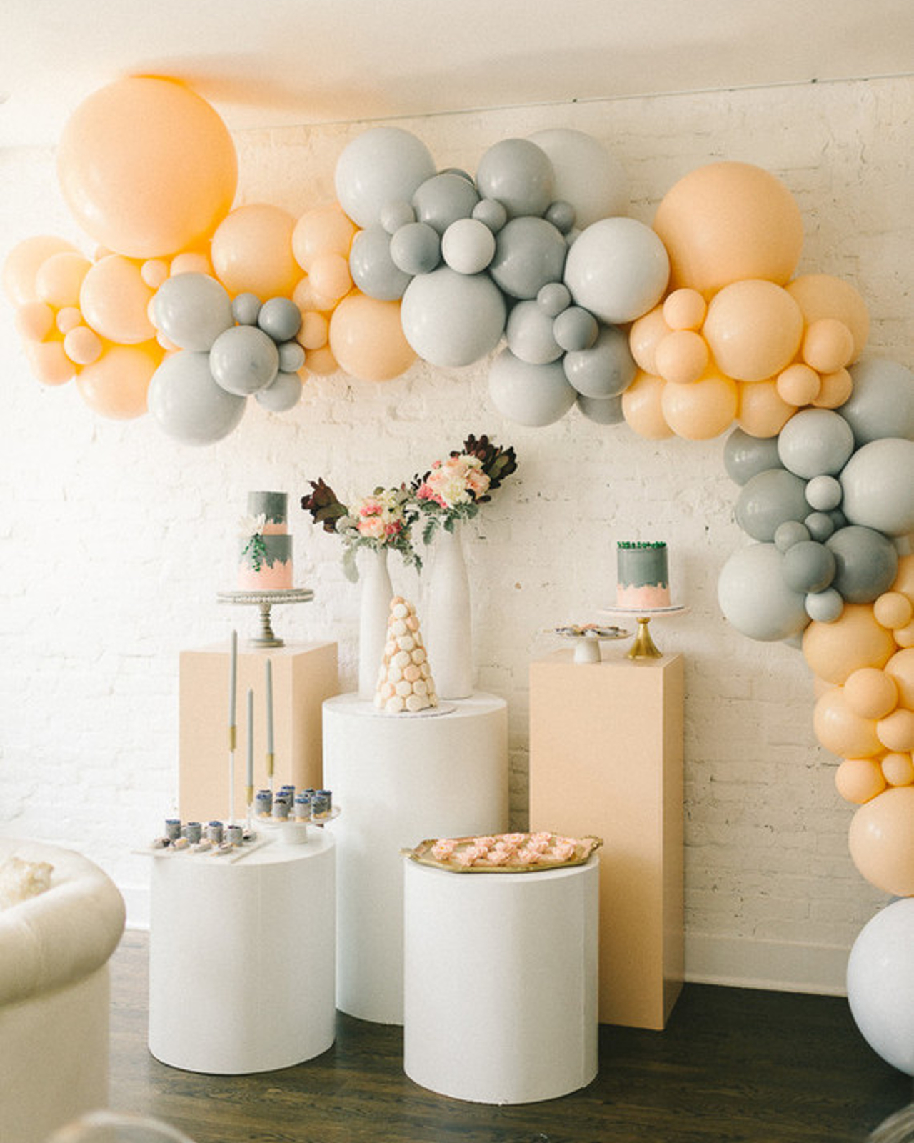 Украшаем комнату воздушными шарами