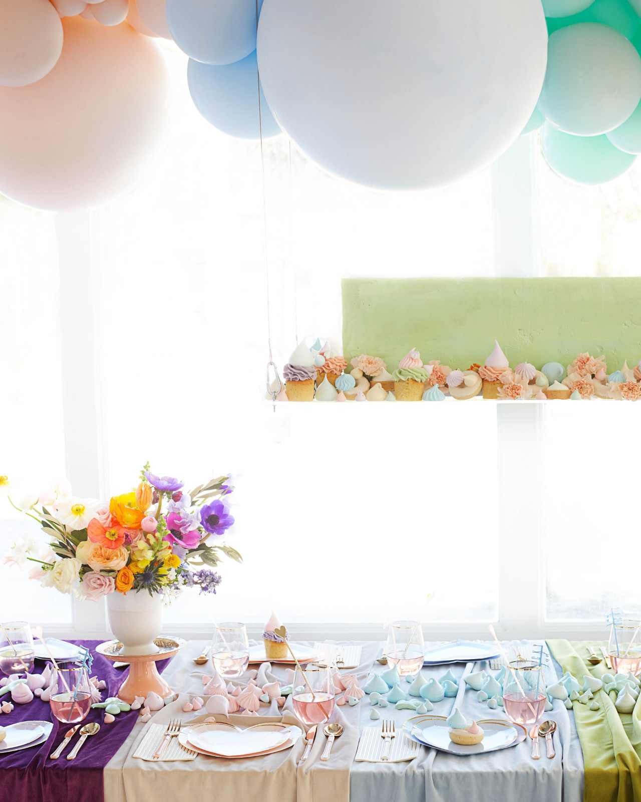 Украшаем комнату воздушными шарами