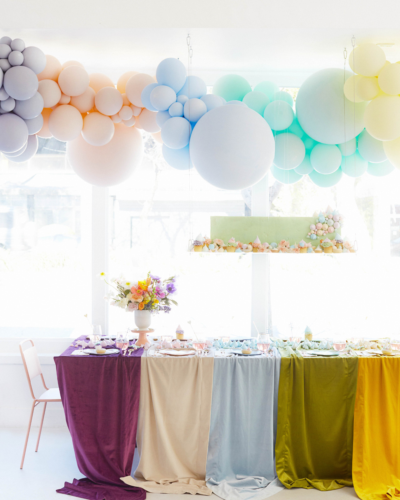 Украшаем комнату воздушными шарами