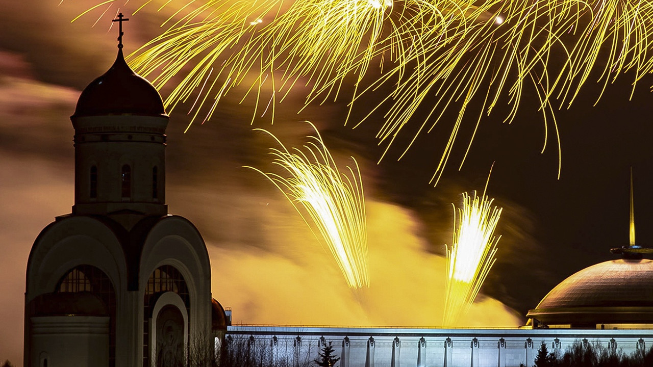 Салют на Поклонной в честь 75-летия освобождения Братиславы