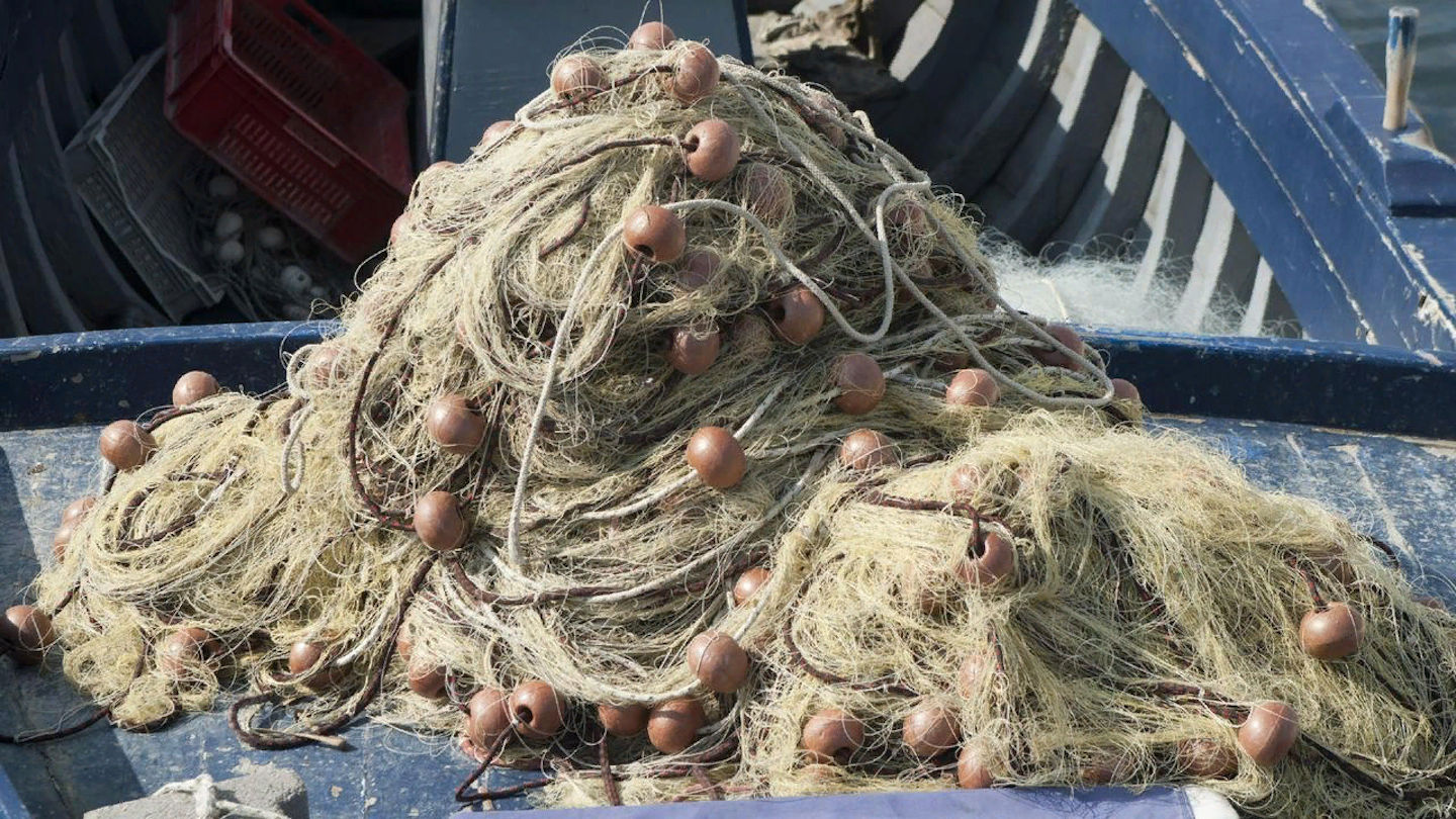 Рыболовные сети на реке