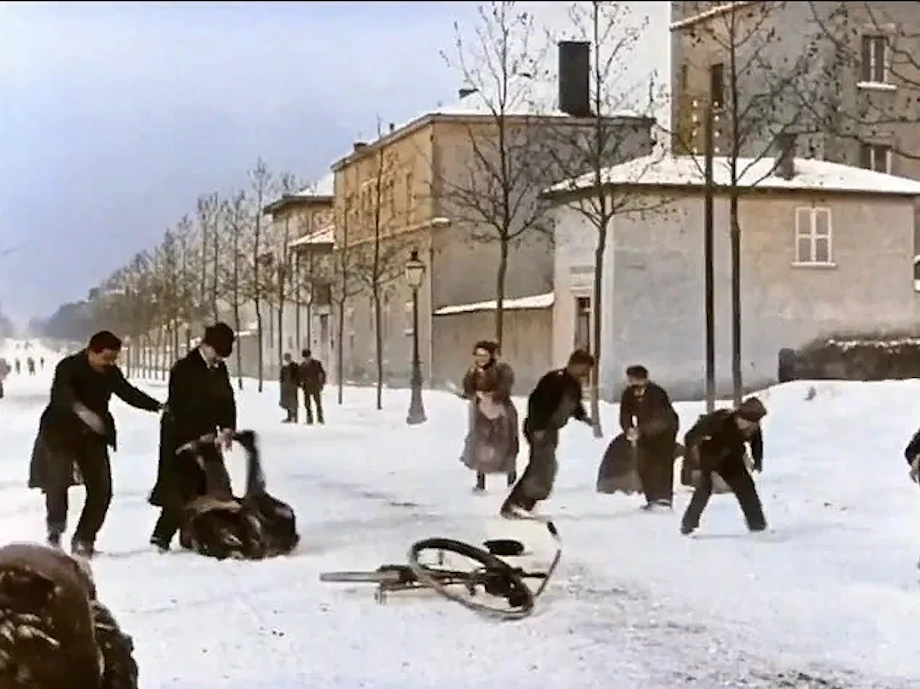 Снежный бой в 1896 году. Лион, Франция. Луи Люмьер. Колоризация. Петербуржец Дмитрий Бадин